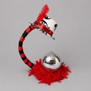 Half moon stand moulin rouge